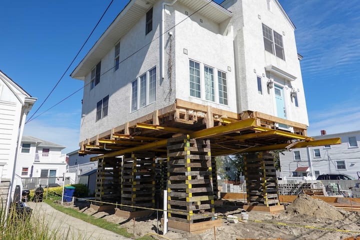 Located in Orlando, Florida, we are a company that specializes in house lifting, small distance house moving, piles and foundations.